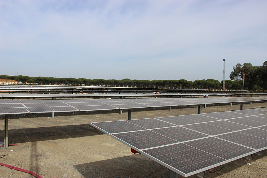 El Fresno inicia la instalación de su primera planta fotovoltaica giratoria para ahorrar hasta el 40 % de energía